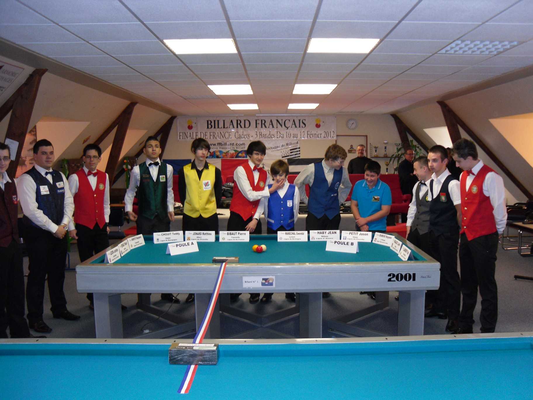 Les 12 concurrents lors de la cérémonie d’ouverture